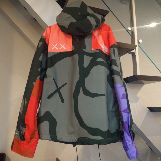 THE NORTH FACE(ザノースフェイス)の新品未使用 kaws north face カウズ ノースフェイス マウンテン メンズのジャケット/アウター(マウンテンパーカー)の商品写真