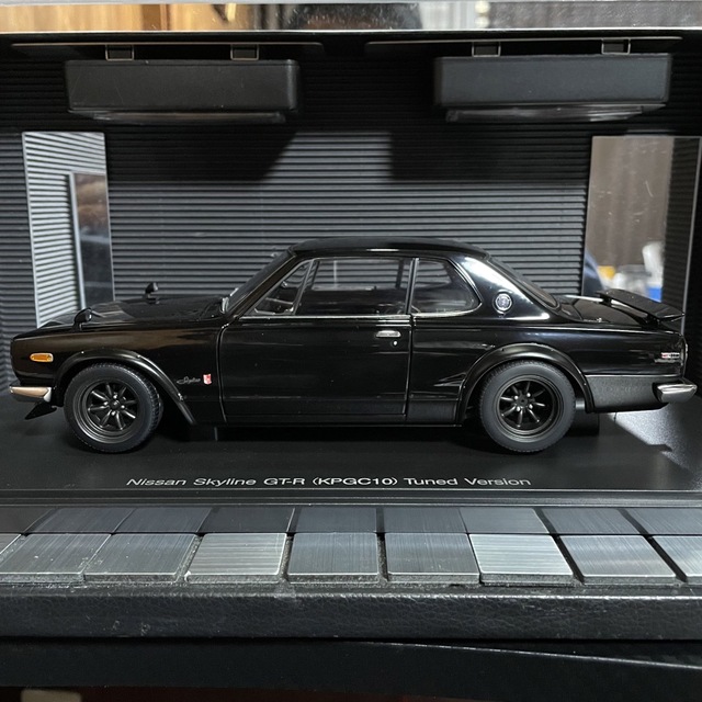 超絶激レア新品オートアート1/18GT-R(KPGC10)チューンドバージョン エンタメ/ホビーのおもちゃ/ぬいぐるみ(ミニカー)の商品写真