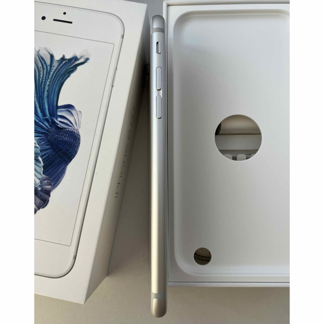 iPhone(アイフォーン)のiPhone6s 本体　32GB  シルバー　箱、イヤホン付き スマホ/家電/カメラのスマートフォン/携帯電話(スマートフォン本体)の商品写真