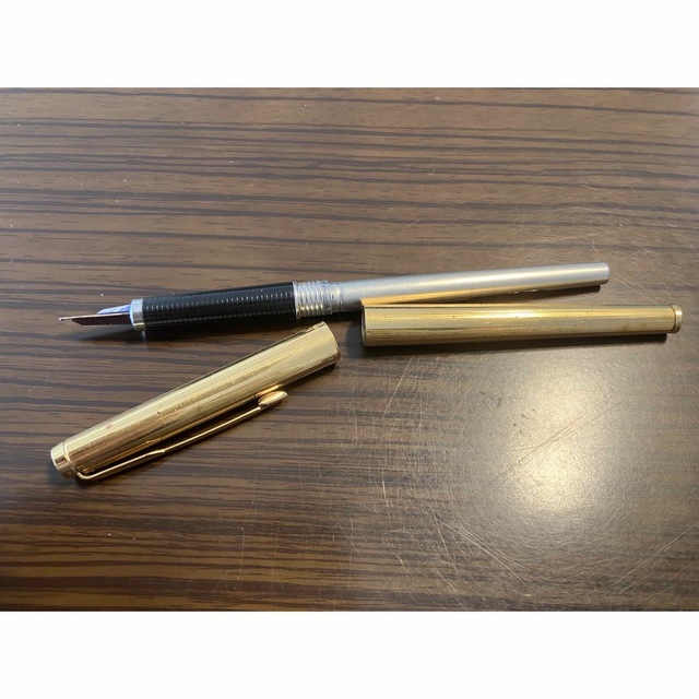 Parker(パーカー)のPARKER 180 万年筆　金色　ゴールド　80年代 インテリア/住まい/日用品の文房具(その他)の商品写真