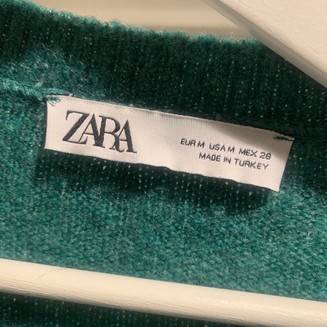 ZARA(ザラ)のZARA グリーン ビジューボタン ニット カーディガン レディースのトップス(カーディガン)の商品写真