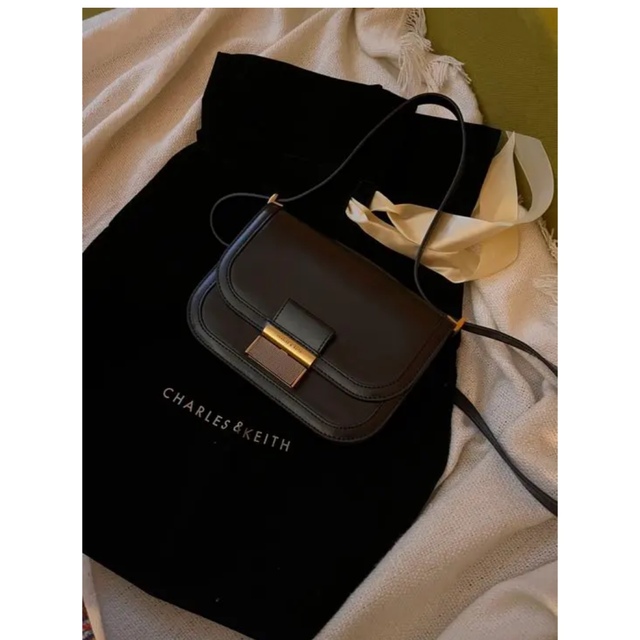CHARLES & KEITH ショルダーバッグ | フリマアプリ ラクマ