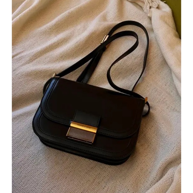 Charles and Keith(チャールズアンドキース)のCHARLES & KEITH ショルダーバッグ レディースのバッグ(ショルダーバッグ)の商品写真