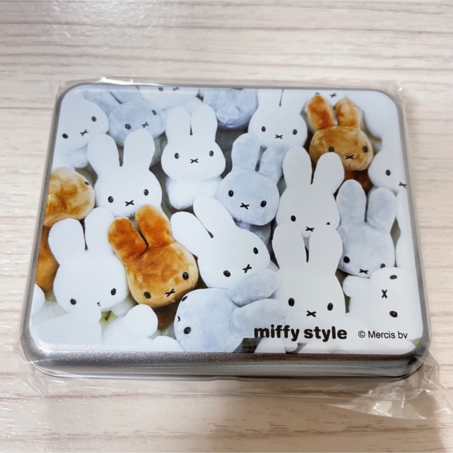 miffy(ミッフィー)のミッフィー うさぎぬいぐるみ 缶キャンディ 食品/飲料/酒の食品(菓子/デザート)の商品写真