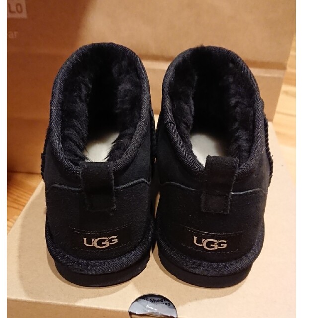 UGG(アグ)の未使用品UGG キッズ クラシック ウルトラ ミニ 5(23.5cm) ブラック レディースの靴/シューズ(ブーツ)の商品写真