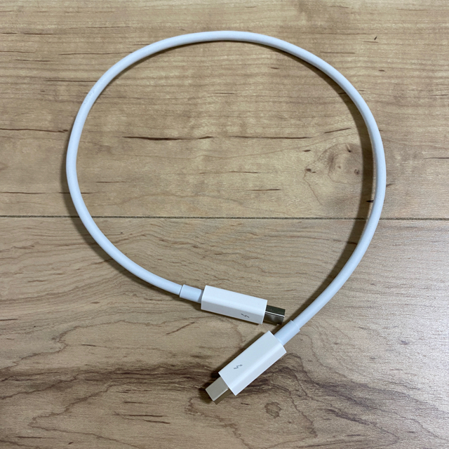Apple(アップル)のApple Thunder bolt Cable(0.5m) スマホ/家電/カメラのPC/タブレット(PC周辺機器)の商品写真