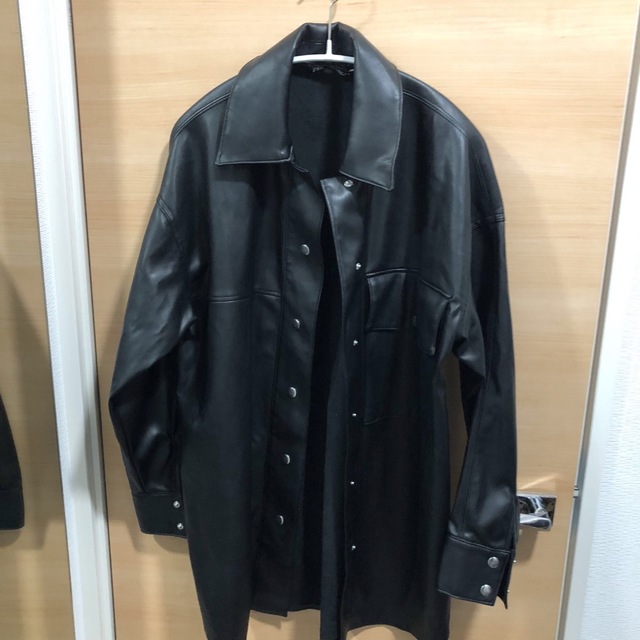 ZARA(ザラ)の値下げ　ZARA フェイクレザー　シャツジャケット　XS メンズのトップス(シャツ)の商品写真