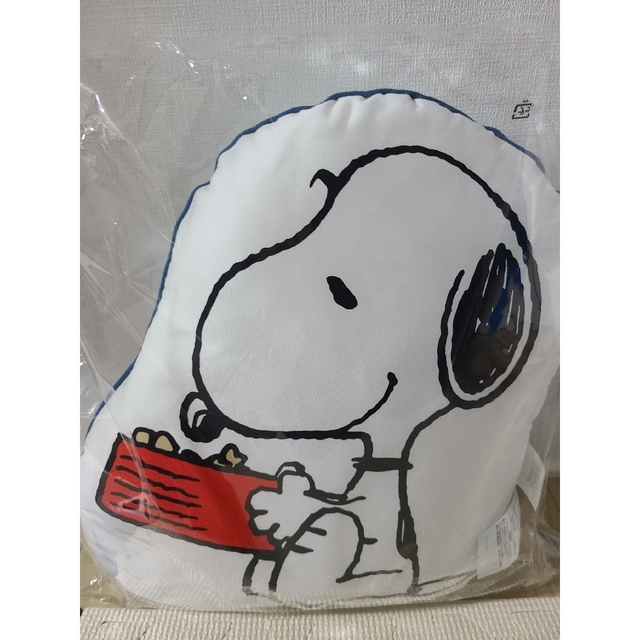 SNOOPY - 新品未使用 おかいものSNOOPY ダイカットクッションの通販 by