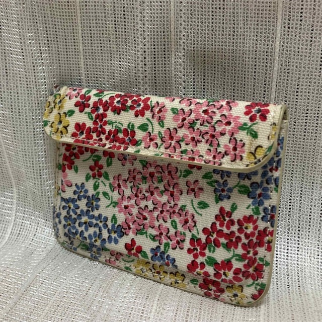 Cath Kidston(キャスキッドソン)の激レア　廃盤品　キャスキッドソン  Cath kidson 花柄　パスケース　 レディースのファッション小物(名刺入れ/定期入れ)の商品写真