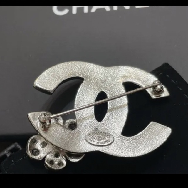 CHANEL(シャネル)のヴィンテージ　CHANEL シャネル　ブローチ　ココマーク　ピンク　新品　未使用 レディースのアクセサリー(ブローチ/コサージュ)の商品写真