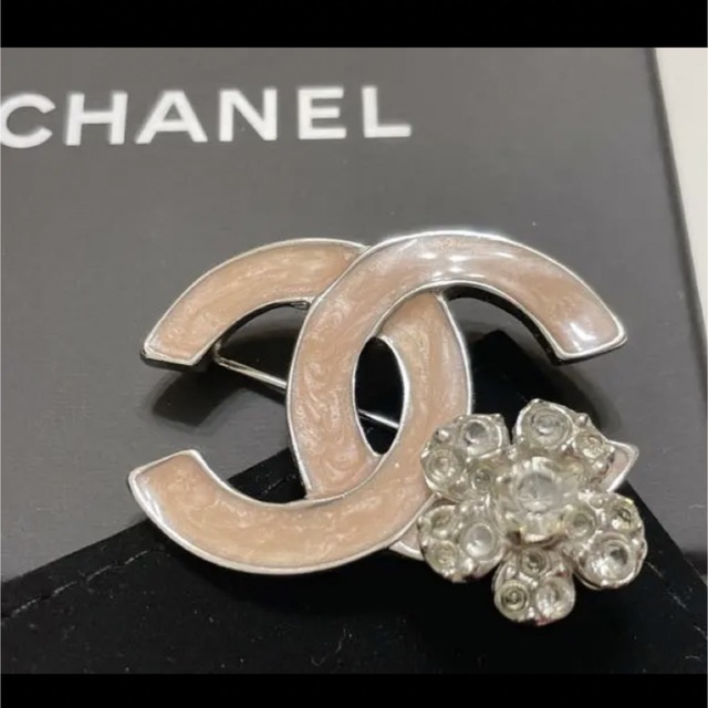 CHANEL(シャネル)のヴィンテージ　CHANEL シャネル　ブローチ　ココマーク　ピンク　新品　未使用 レディースのアクセサリー(ブローチ/コサージュ)の商品写真