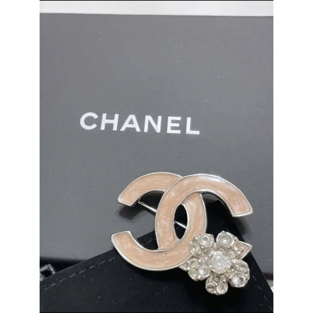 CHANEL(シャネル)のヴィンテージ　CHANEL シャネル　ブローチ　ココマーク　ピンク　新品　未使用 レディースのアクセサリー(ブローチ/コサージュ)の商品写真