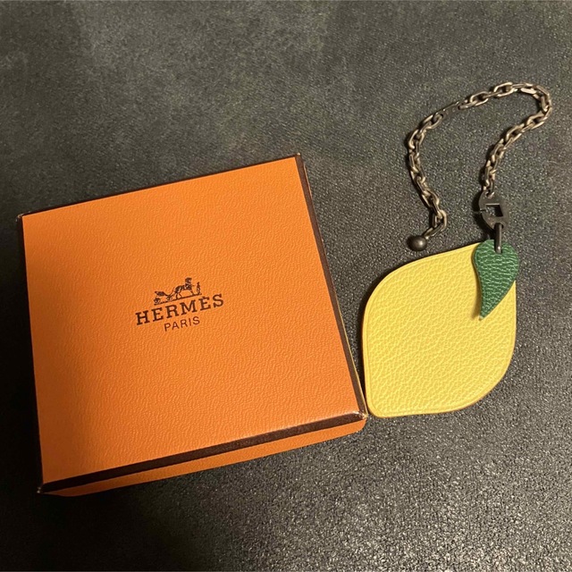 美品)エルメスチャームレモンHERMESキーホルダー-
