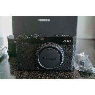 フジフイルム(富士フイルム)のFujifilm X-E4　ブラック　美品(ミラーレス一眼)