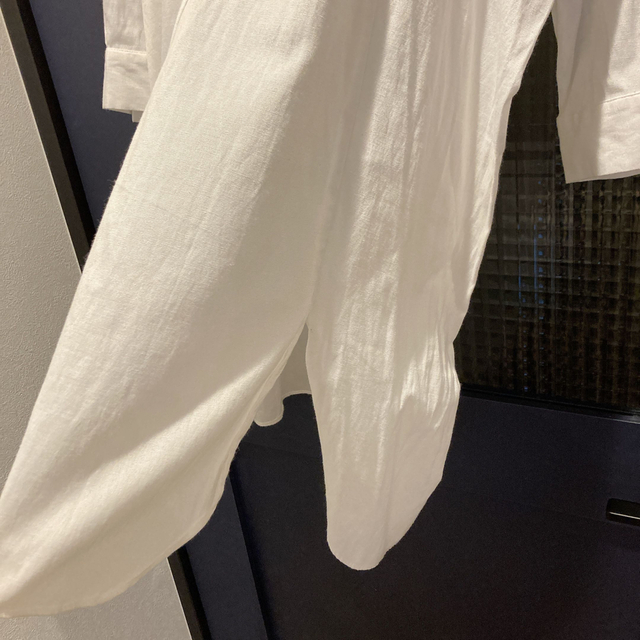 ノーブランド　綿混ロングシャツ　白 レディースのトップス(シャツ/ブラウス(長袖/七分))の商品写真
