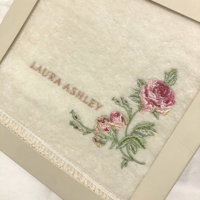 LAURA ASHLEY(ローラアシュレイ)のローラアシュレイ♡新品未開封♡ペーパーホルダーカバー♡アイボリー インテリア/住まい/日用品のラグ/カーペット/マット(トイレマット)の商品写真