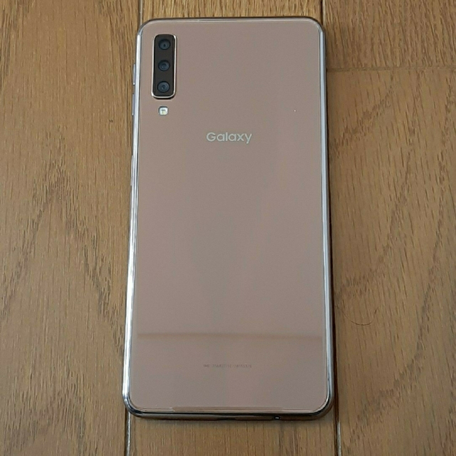 Galaxy(ギャラクシー)のGalaxy A7 ゴールド 本体　画面割れあり スマホ/家電/カメラのスマートフォン/携帯電話(スマートフォン本体)の商品写真