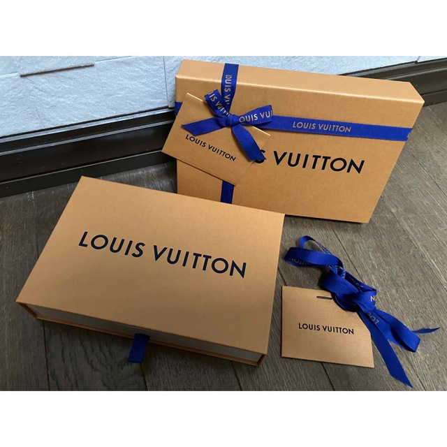 LOUIS VUITTON(ルイヴィトン)のLOUIS VUITTON 箱 バンドー リボン 空箱 2つ ケース 美品 インテリア/住まい/日用品のオフィス用品(ラッピング/包装)の商品写真