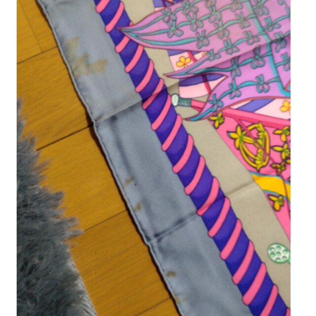 Hermes(エルメス)のエルメス カレ90 旗柄 大判スカーフ シルク100％ パープル系 レディースのファッション小物(バンダナ/スカーフ)の商品写真