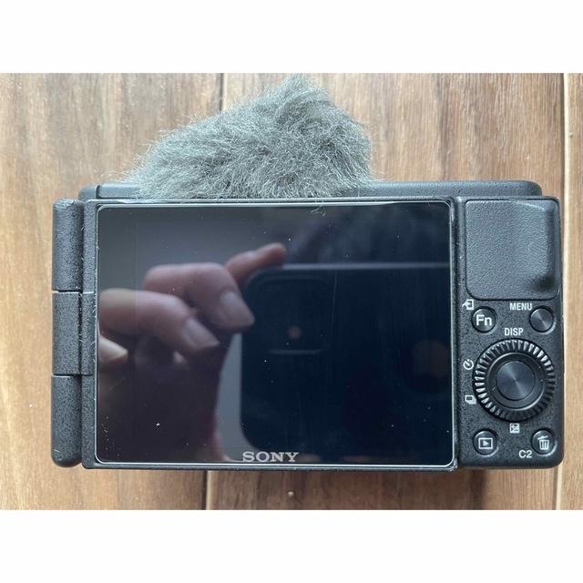 SONY(ソニー)のzv-1 シューティンググリップ　バッテリー5つ　バッテリー充電器付 スマホ/家電/カメラのカメラ(コンパクトデジタルカメラ)の商品写真