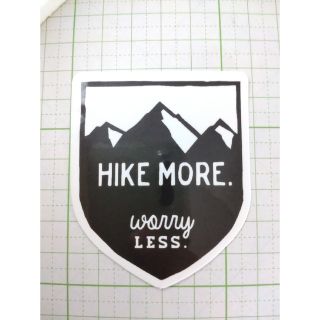 【1146】HIKE MORE モノクロ 山 防水ステッカー(その他)