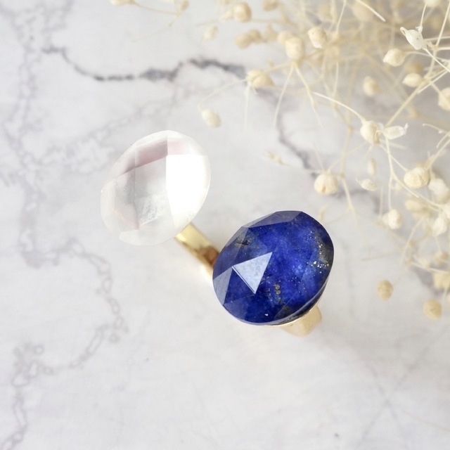 ラピスラズリ とホワイトシェルのフォークリング　天然石　指輪　フリーサイズ ハンドメイドのアクセサリー(リング)の商品写真