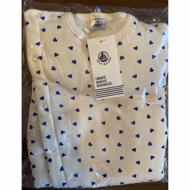 PETIT BATEAU(プチバトー)の【PETIT BATEAU】プチバトー　中綿入りハートプリントロンパース キッズ/ベビー/マタニティのベビー服(~85cm)(ロンパース)の商品写真