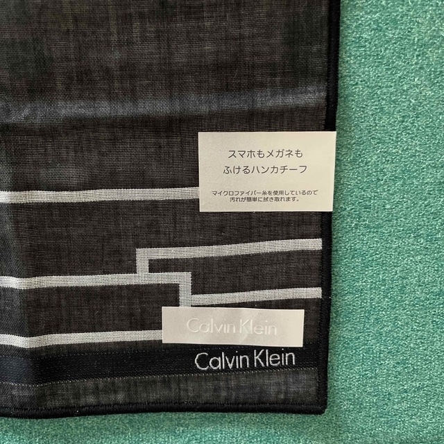 Calvin Klein(カルバンクライン)のカルバンクライン　スマホもメガネもふけるハンカチーフ メンズのファッション小物(ハンカチ/ポケットチーフ)の商品写真