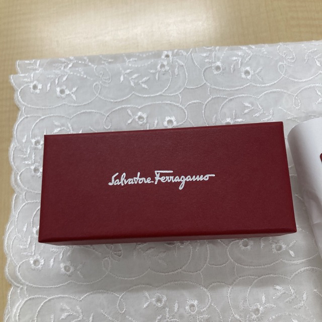 Salvatore Ferragamo(サルヴァトーレフェラガモ)の【新品未使用・最終価格】フェラガモ  ピンク色　バレッタ レディースのヘアアクセサリー(バレッタ/ヘアクリップ)の商品写真