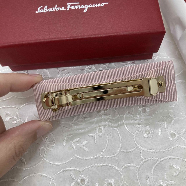 Salvatore Ferragamo(サルヴァトーレフェラガモ)の【新品未使用・最終価格】フェラガモ  ピンク色　バレッタ レディースのヘアアクセサリー(バレッタ/ヘアクリップ)の商品写真