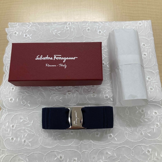 Salvatore Ferragamo(サルヴァトーレフェラガモ)の【新品未使用】フェラガモ  ネイビー　バレッタ レディースのヘアアクセサリー(バレッタ/ヘアクリップ)の商品写真