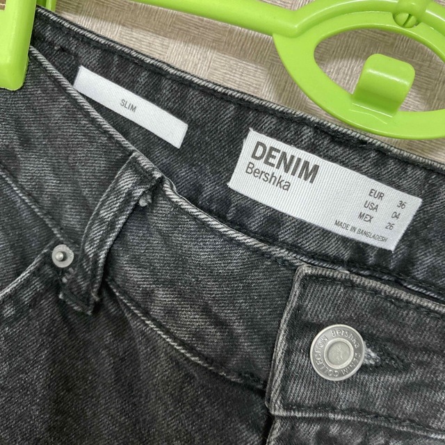 Bershka(ベルシュカ)のBershka 切りっぱなしデニム レディースのパンツ(デニム/ジーンズ)の商品写真