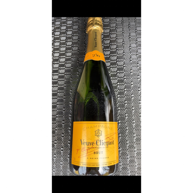 ヴーヴ・クリコ イエローラベル   750ml   食品/飲料/酒の酒(シャンパン/スパークリングワイン)の商品写真
