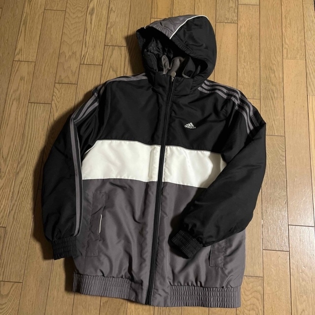 adidas(アディダス)の中綿入りジャンバー キッズ/ベビー/マタニティのキッズ服男の子用(90cm~)(ジャケット/上着)の商品写真