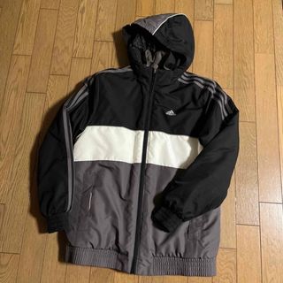 アディダス(adidas)の中綿入りジャンバー(ジャケット/上着)