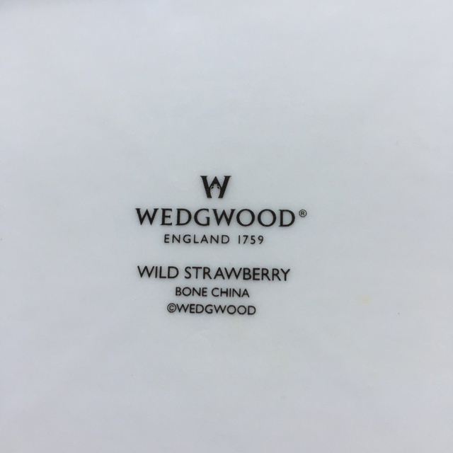WEDGWOOD(ウェッジウッド)のWEDGWOOD ウェッジウッド　ゴールドライン　いちご　皿　角皿　プレート インテリア/住まい/日用品のキッチン/食器(食器)の商品写真