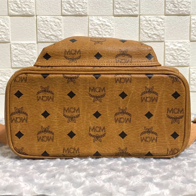 MCM(エムシーエム)の【 MCM 】サイドスタッズ　バックパック　リュック　ヴィセトス　コニャック レディースのバッグ(リュック/バックパック)の商品写真