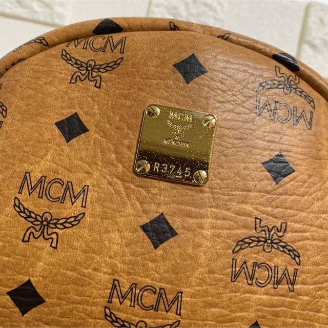 MCM(エムシーエム)の【 MCM 】サイドスタッズ　バックパック　リュック　ヴィセトス　コニャック レディースのバッグ(リュック/バックパック)の商品写真