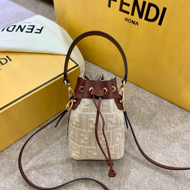 ポイント2倍 【極美品・正規店】フェンディFENDI モントレゾール