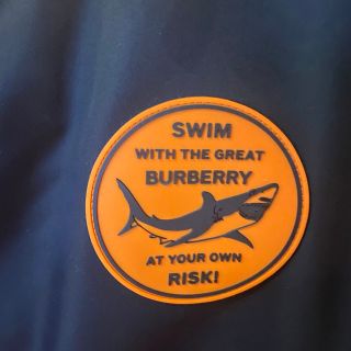 BURBERRY - 超美品☆BURBERRY 21SS シャークグラフィックパーカー 黒の