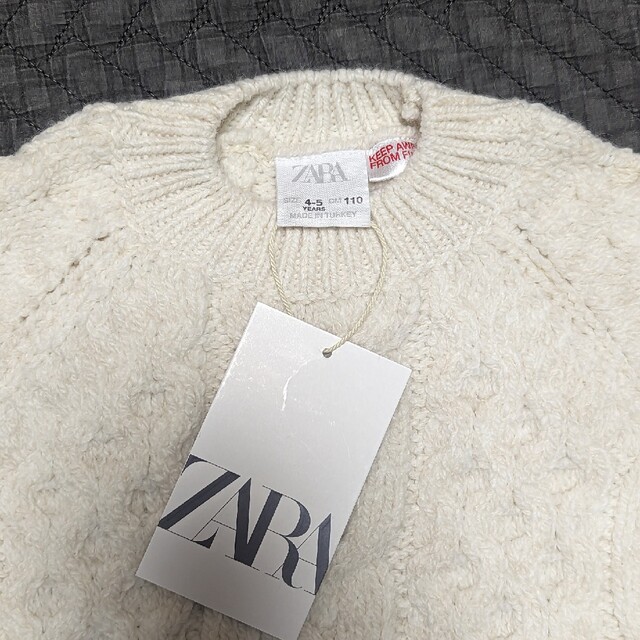 ZARA KIDS(ザラキッズ)の【新品】zarababy ケーブルニット ホワイト 110cmケーブルニット キッズ/ベビー/マタニティのキッズ服女の子用(90cm~)(ニット)の商品写真