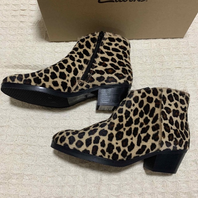 Clarks(クラークス)の【新品】Clarks mila myth ミラミス　ヒョウ柄のショートブーツ レディースの靴/シューズ(ブーツ)の商品写真