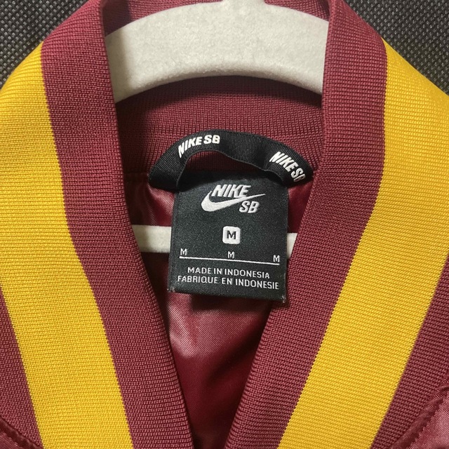NIKE(ナイキ)のNIKE NBA 公式　スカジャン　ワッペン　刺繍　ワインレッド  赤✖️黄色 メンズのジャケット/アウター(スカジャン)の商品写真