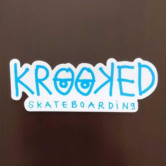 KROOKED(クルキッド)の(縦5.7cm横15.3cm )KROOKED クルキッド　ステッカー スポーツ/アウトドアのスポーツ/アウトドア その他(スケートボード)の商品写真