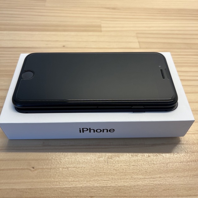 iPhone(アイフォーン)の【美品】 アップル iPhone se 第2世代 64GB スマホ/家電/カメラのスマートフォン/携帯電話(スマートフォン本体)の商品写真