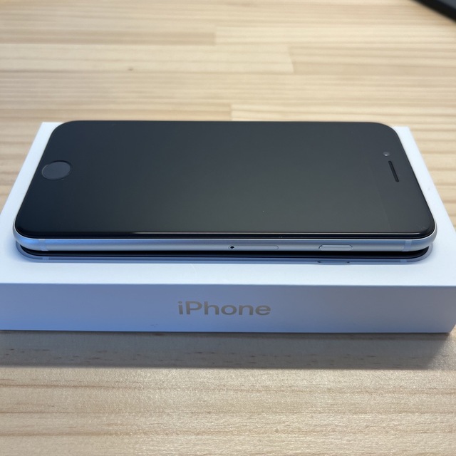 iPhone(アイフォーン)の【美品】アップル iPhone se第2世代 64GB スマホ/家電/カメラのスマートフォン/携帯電話(スマートフォン本体)の商品写真