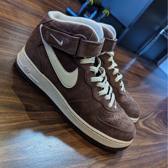 NIKE(ナイキ)のナイキ AIR FORCE 1 MID '07 ミットカット ハイカットブラウン メンズの靴/シューズ(スニーカー)の商品写真