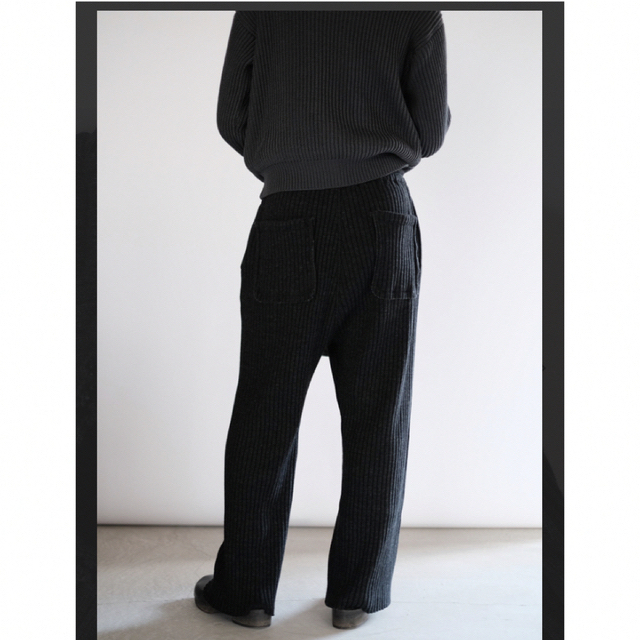 COMOLI(コモリ)のrefomed WOOL RIB KNIT PANTS メンズのパンツ(スラックス)の商品写真