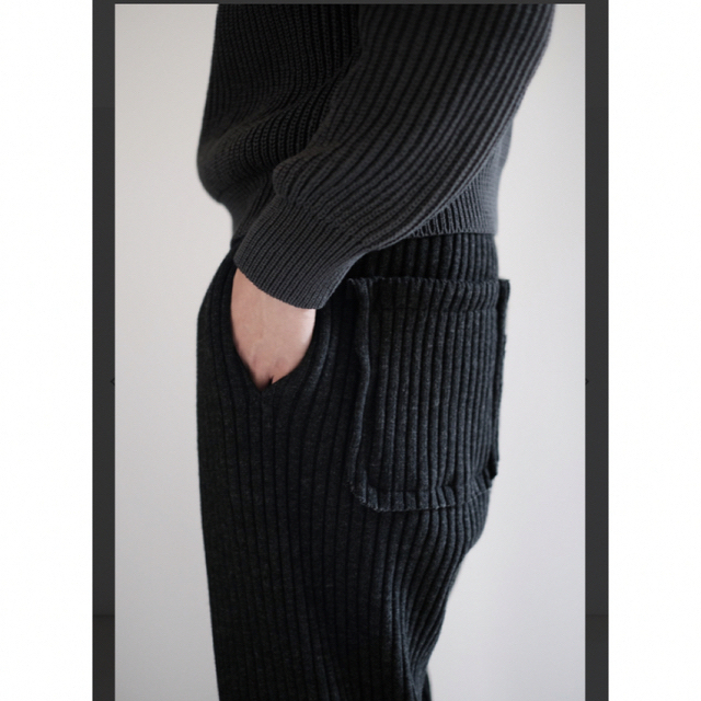 COMOLI(コモリ)のrefomed WOOL RIB KNIT PANTS メンズのパンツ(スラックス)の商品写真