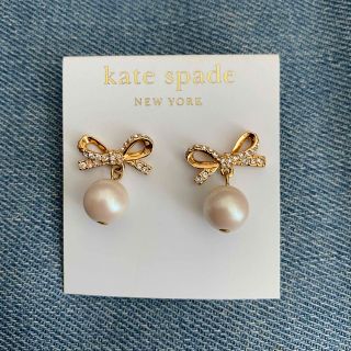 ケイトスペードニューヨーク(kate spade new york)の【美品】kate spade リボン&パールピアス(ピアス)